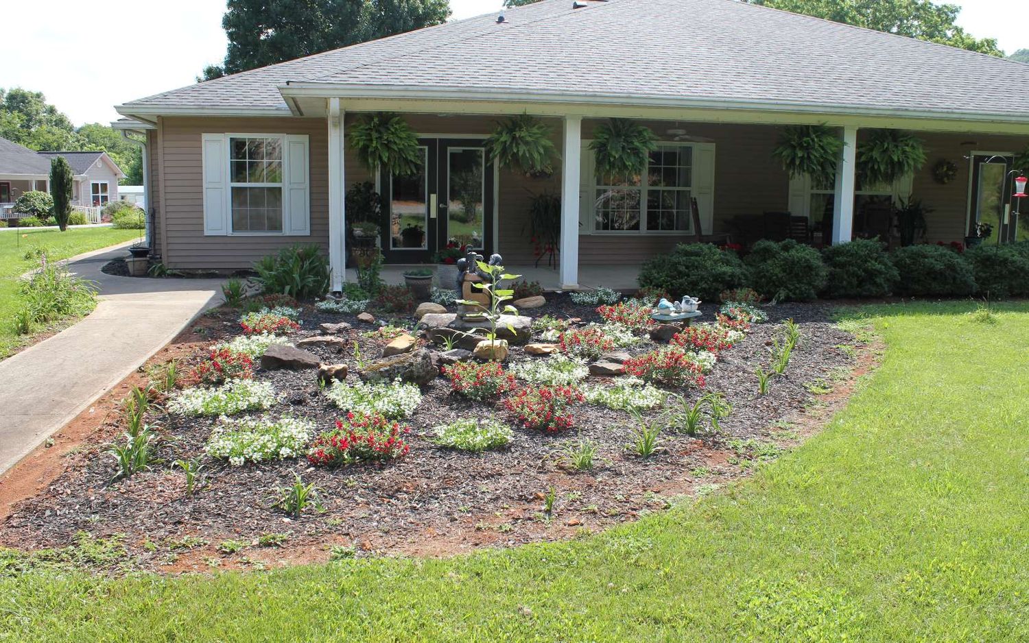 56 W Vineyard Ln, Hayesville, NC 28904
